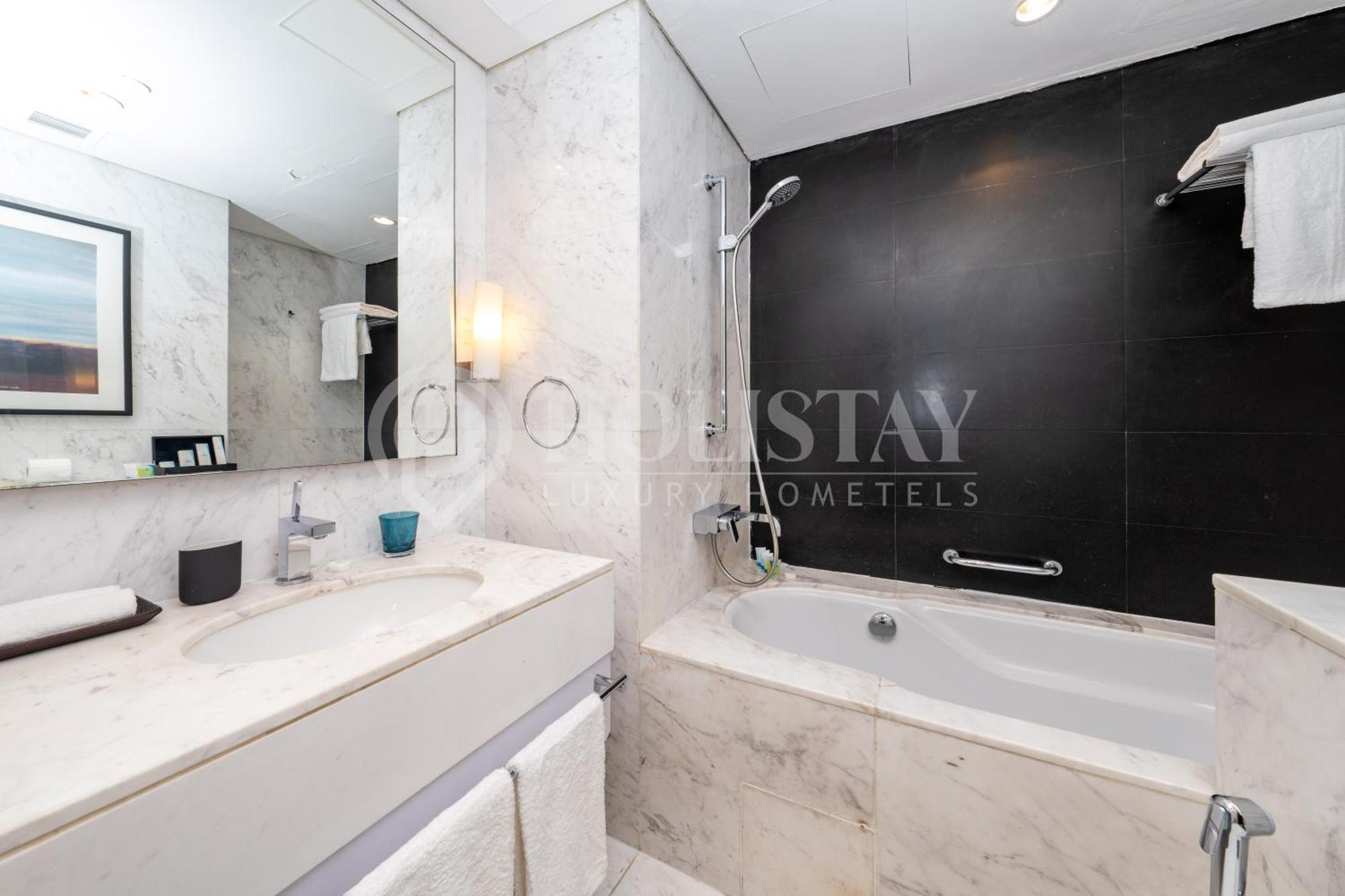 Holistay Luxury Homes - Burj Khalifa View - Direct Access Mall Апартаменти Дубай